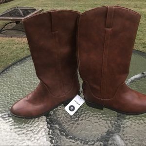 NEW Girls Boots, brown, Size 6